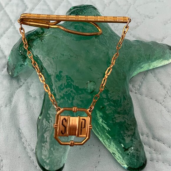Vintage Gold Tie Clip with Chain Engraved 1940's - 50's - Picture 1 of 4